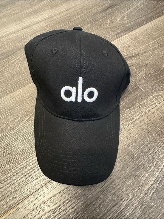 ALO Yoga Accessories - NWOT! Alo Yoga black baseball cap with white logo